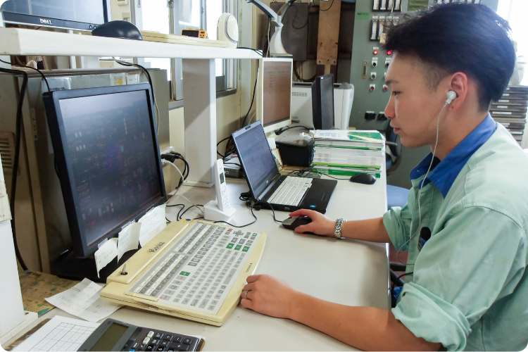 原動部門の仕事風景4